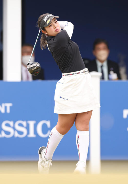 1番、ティーショットを放つ山下（撮影・前田充）