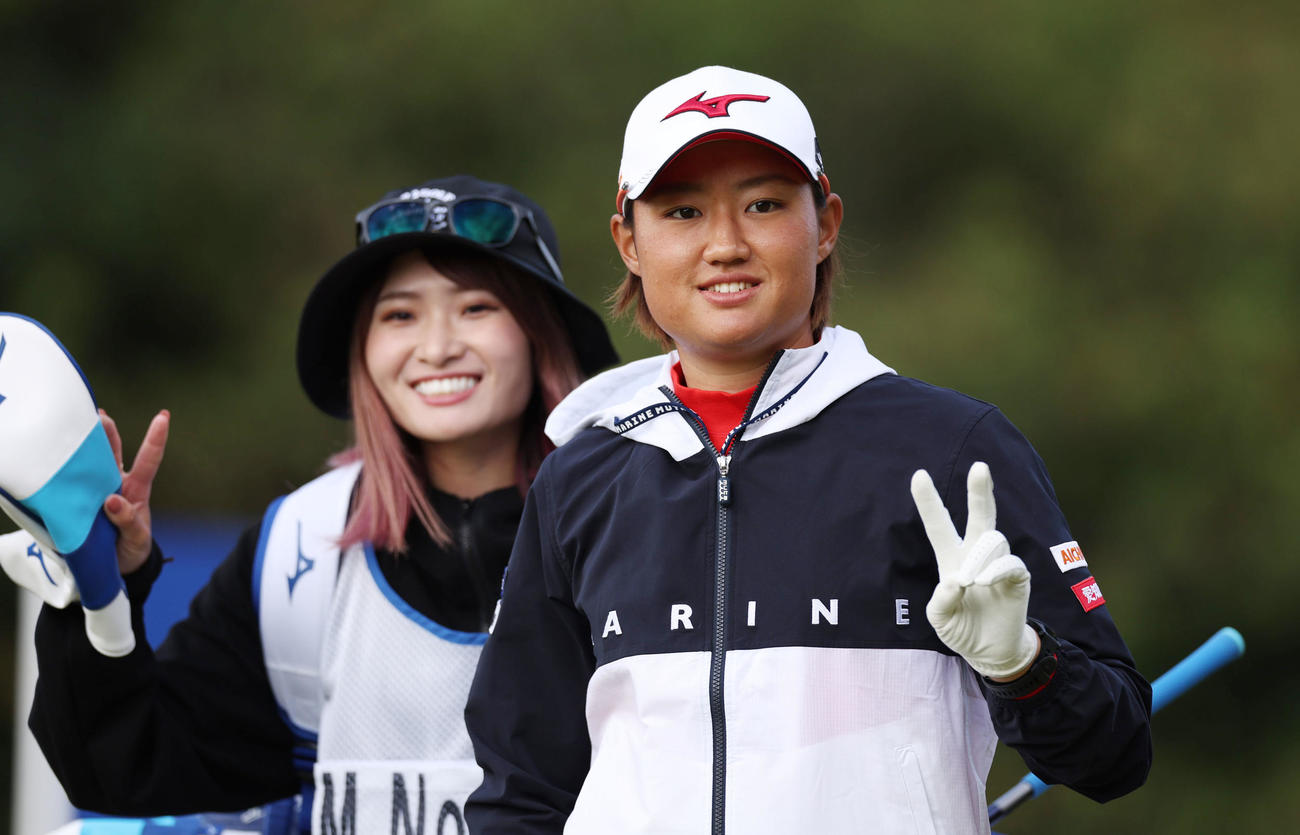 2番、ティーショットを放ち、キャディー（左）とVサインで第2打へ向かう野沢（撮影・前田充）