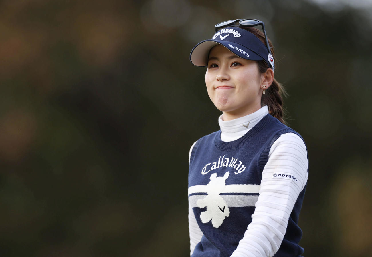 2番、ティーショットを放ち笑顔で第2打へ向かう西村（撮影・前田充）