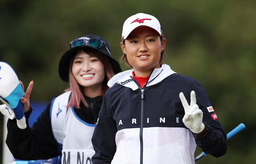 2番、ティーショットを放ち、キャディー（左）とVサインで第2打へ向かう野沢（撮影・前田充）