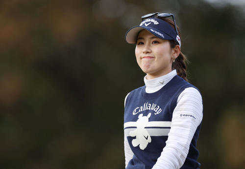 2番、ティーショットを放ち笑顔で第2打へ向かう西村（撮影・前田充）