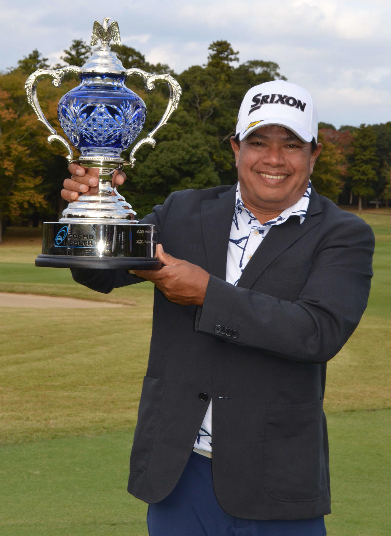 優勝杯を掲げ、笑顔のプラヤド・マークセン（撮影・吉池彰）