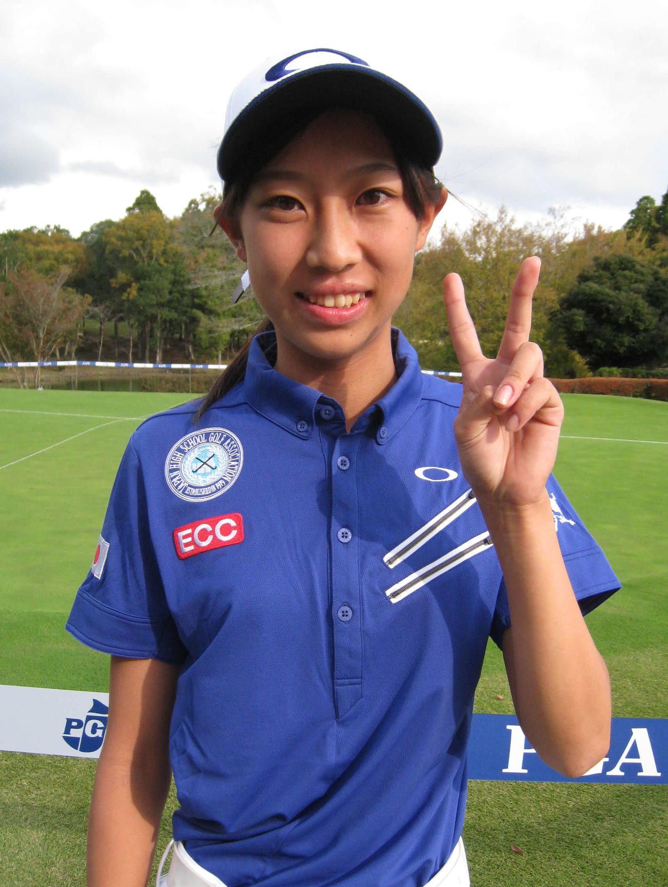ジュニア選手中トップのスコアで回り、Vサインの上久保実咲（撮影・吉池彰）