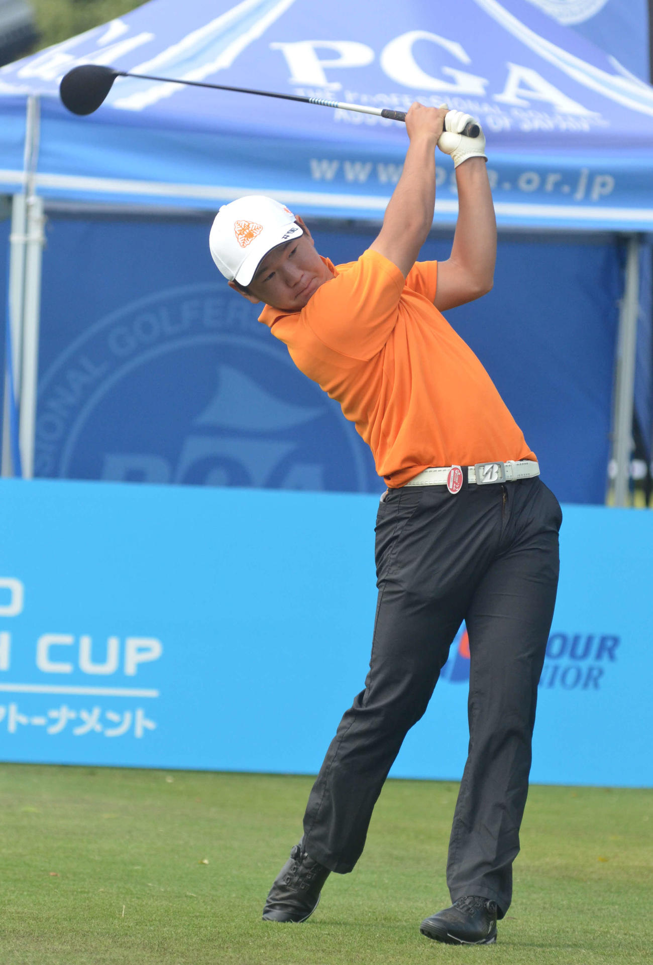 10番で第1打を放つ佐藤快斗（撮影・吉池彰）