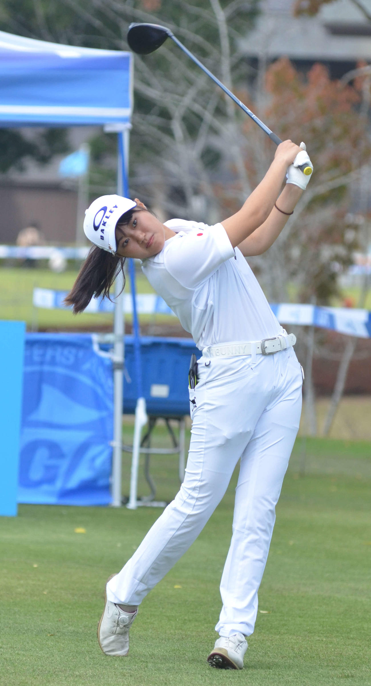 10番で第1打を放つ飯島早織（撮影・吉池彰）