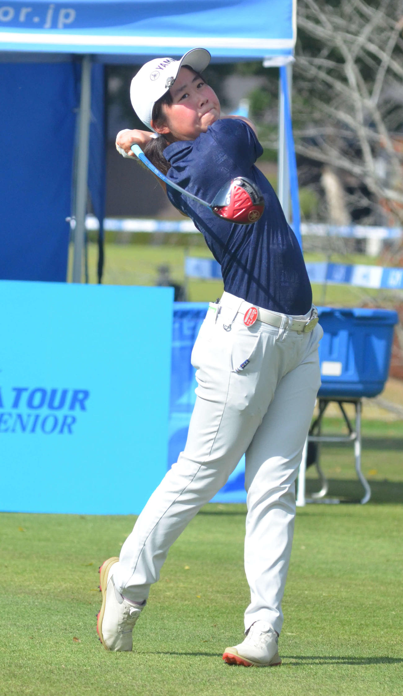 10番で第1打を放つ佐藤夏恋（撮影・吉池彰）