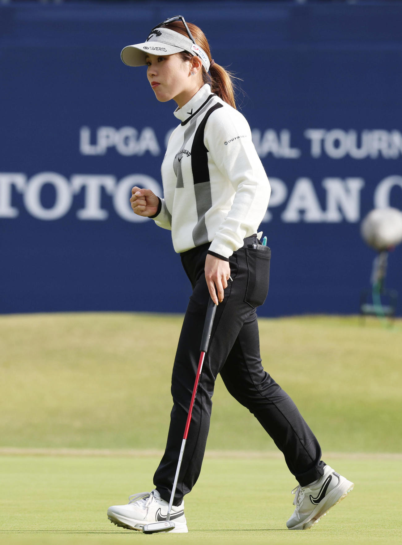 18番、バーディーを奪いガッツポーズする西村（撮影・前田充）