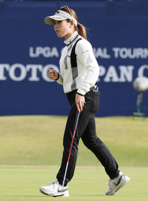 18番、バーディーを奪いガッツポーズする西村（撮影・前田充）