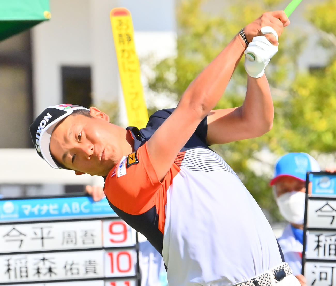 1番、ティーショットを打つ稲森佑貴（撮影・和賀正仁）