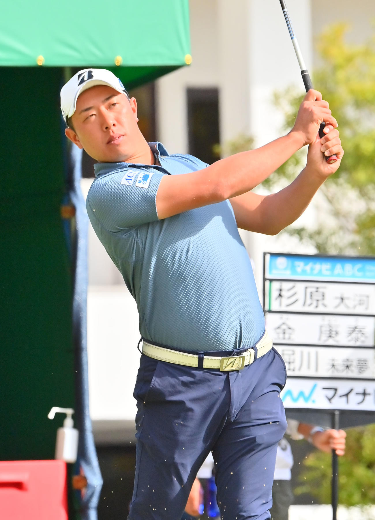 1番、ティーショットを打つ堀川未来夢（撮影・和賀正仁）