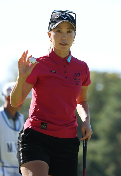 1番、バーディーを奪いギャラリーの拍手に応える上田（撮影・前田充）