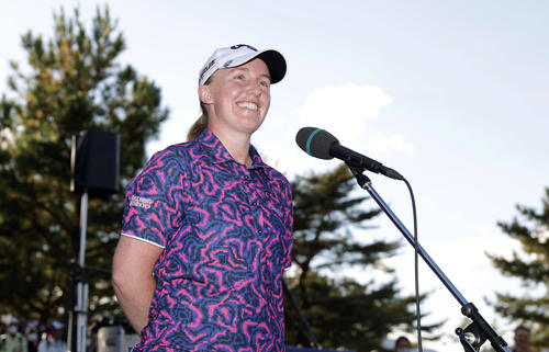 米ツアー初優勝を果たし、笑顔でインタビューに答えるジェマ・ドライブラ（撮影・前田充）