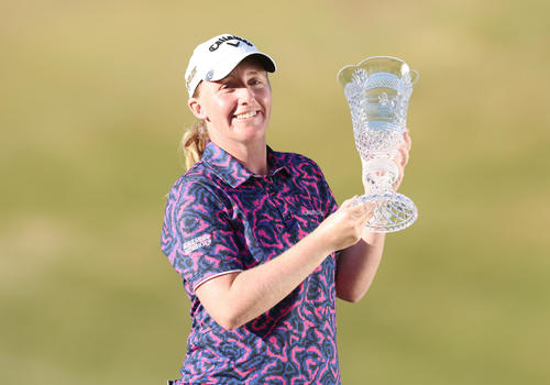 米ツアー初優勝を果たし、笑顔で優勝トロフィーを掲げるジェマ・ドライブラ（撮影・前田充）