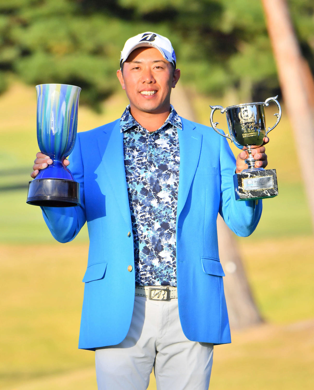 逆転優勝を決めカップを掲げる堀川未来夢（撮影・和賀正仁）