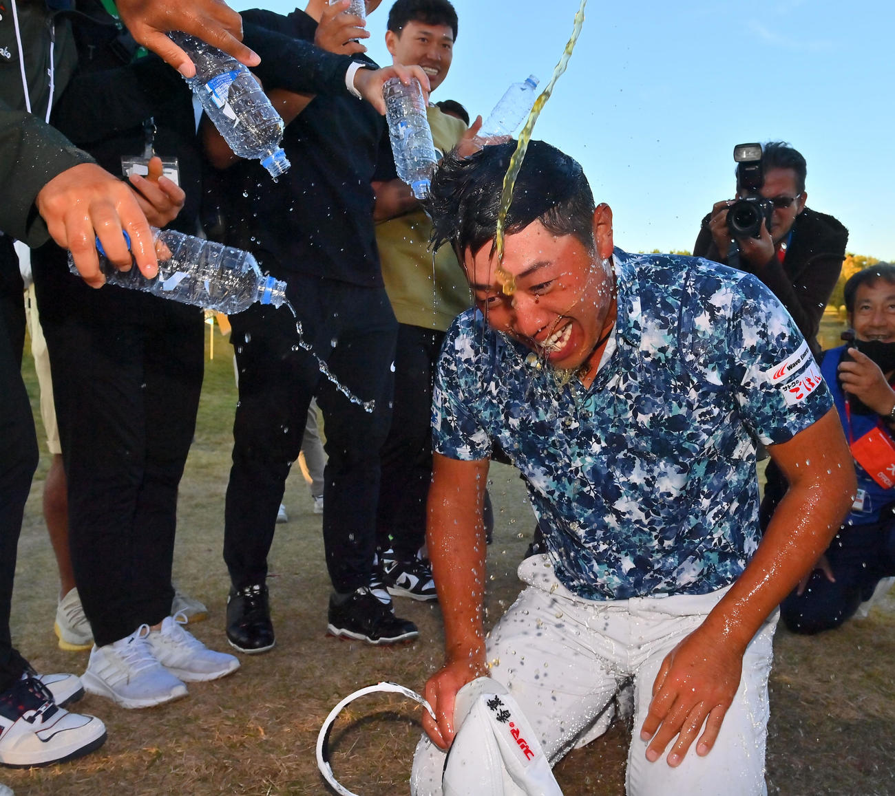 逆転優勝を決め、仲間からウオーターシャワーで祝福される堀川未来夢（撮影・和賀正仁）