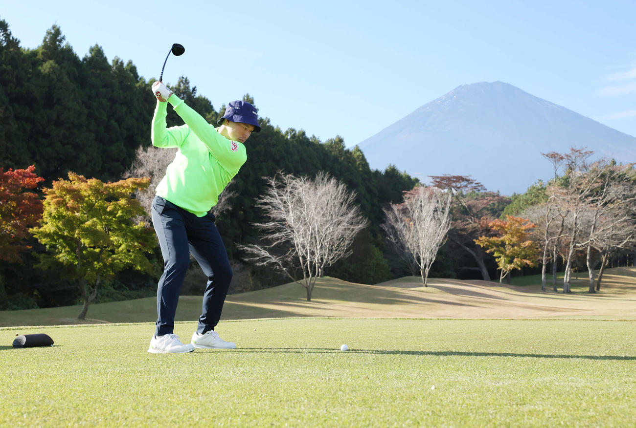 5番、富士山に向かってティーショットを放つ中西（撮影・丹羽敏通）