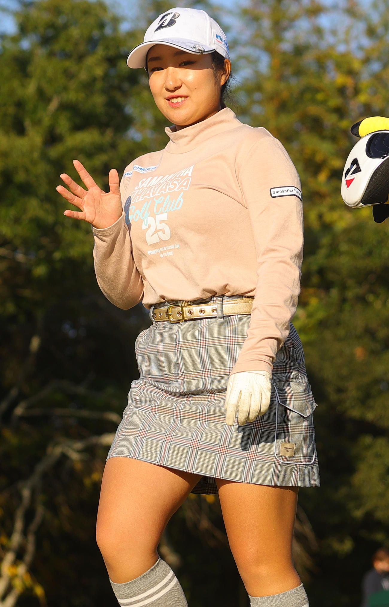 1番で第1打を放ちカメラに手を振る阿部未悠（撮影・野上伸悟）