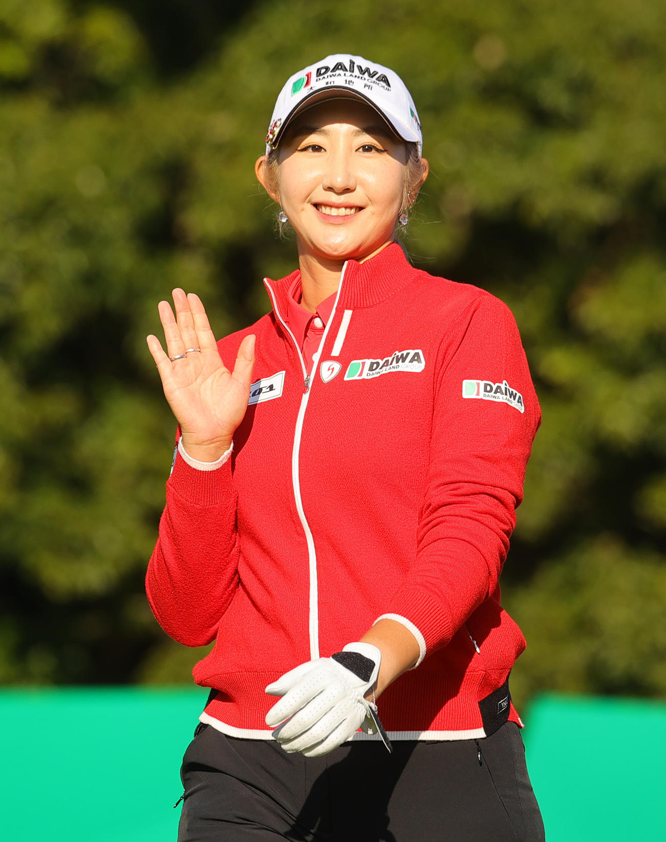 1番で第1打を放ちカメラに手を振るペ・ソンウ（撮影・野上伸悟）