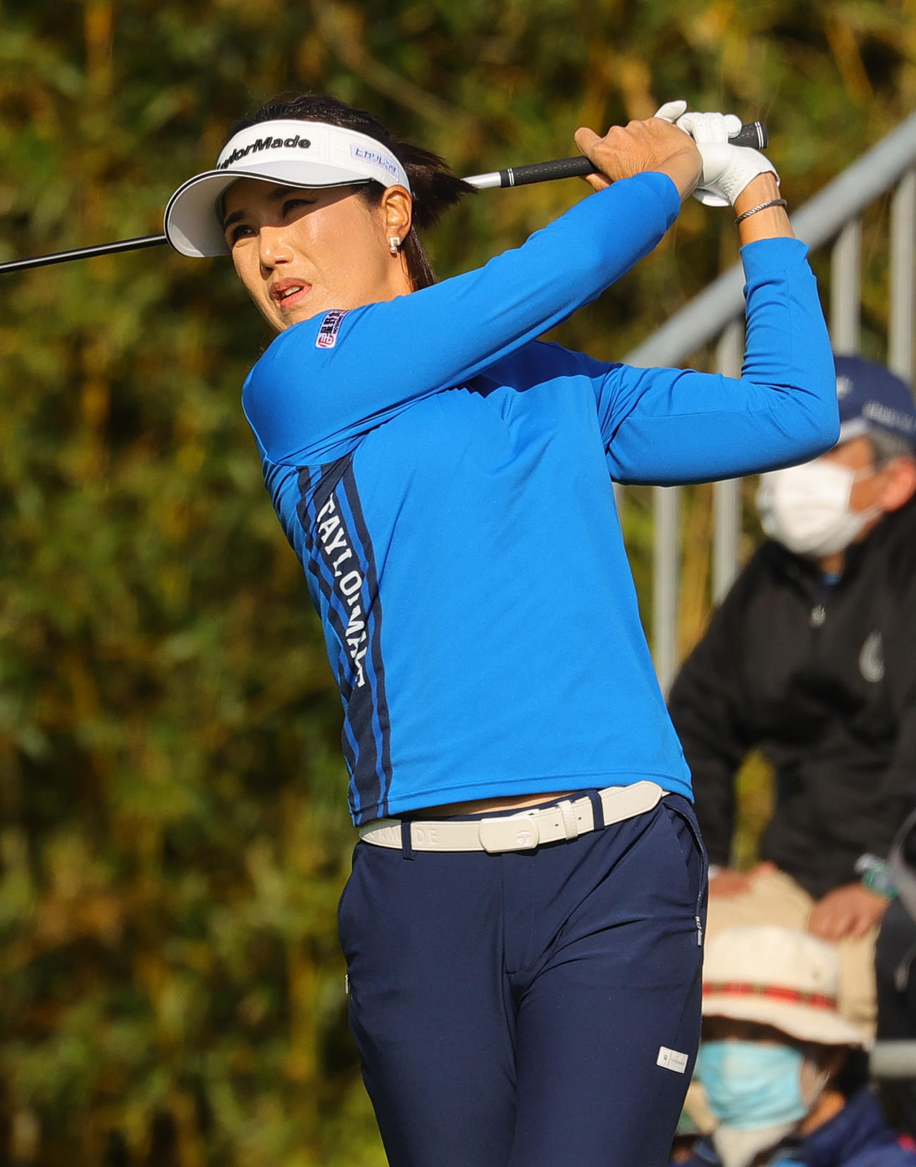 1番で第1打を放つ全美貞（撮影・野上伸悟）