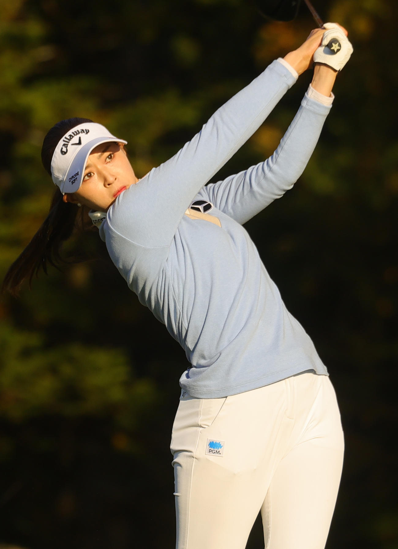 10番で第1打を放つ柏原明日架（撮影・野上伸悟）