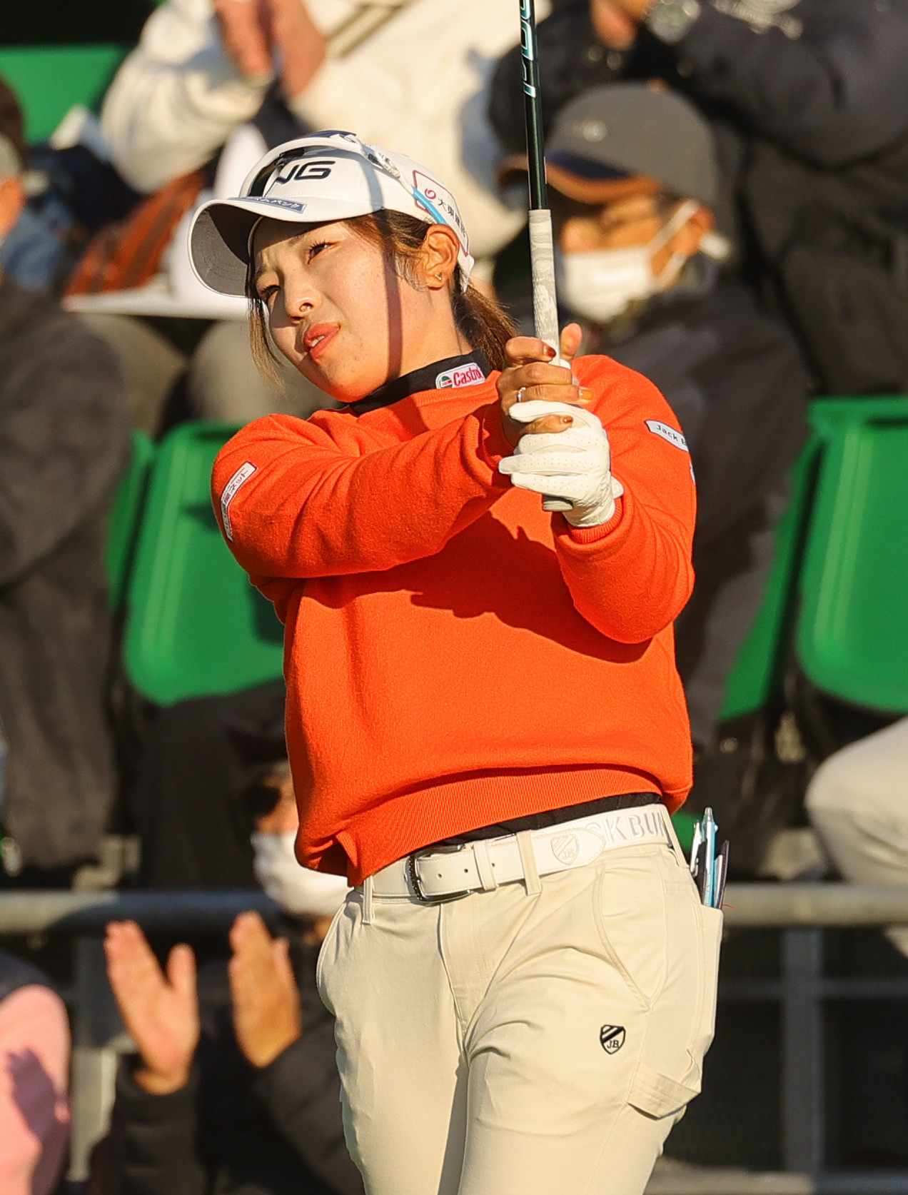 1番で第1打を放つ佐久間朱莉（撮影・野上伸悟）