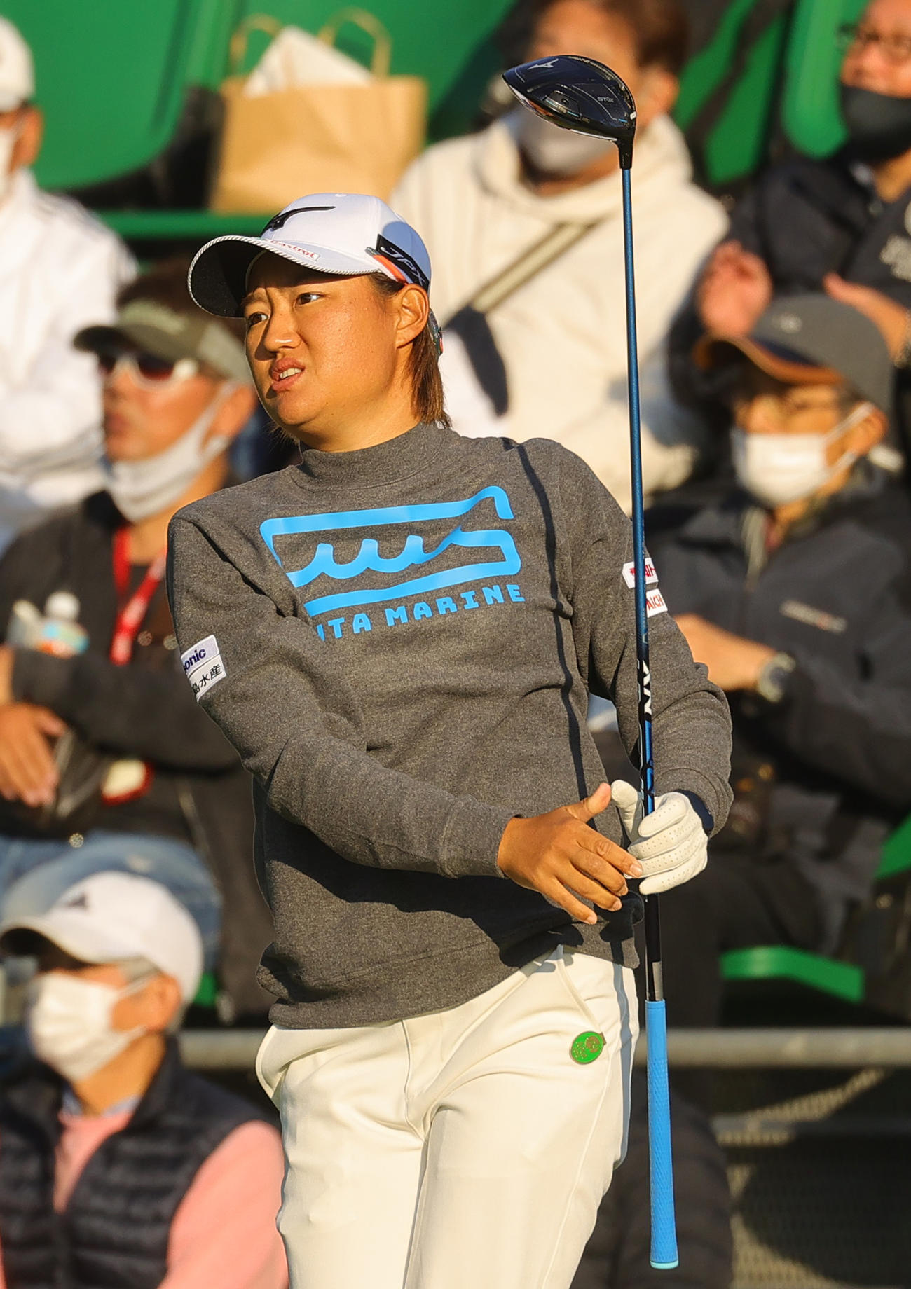 1番で第1打を放つ野沢真央（撮影・野上伸悟）