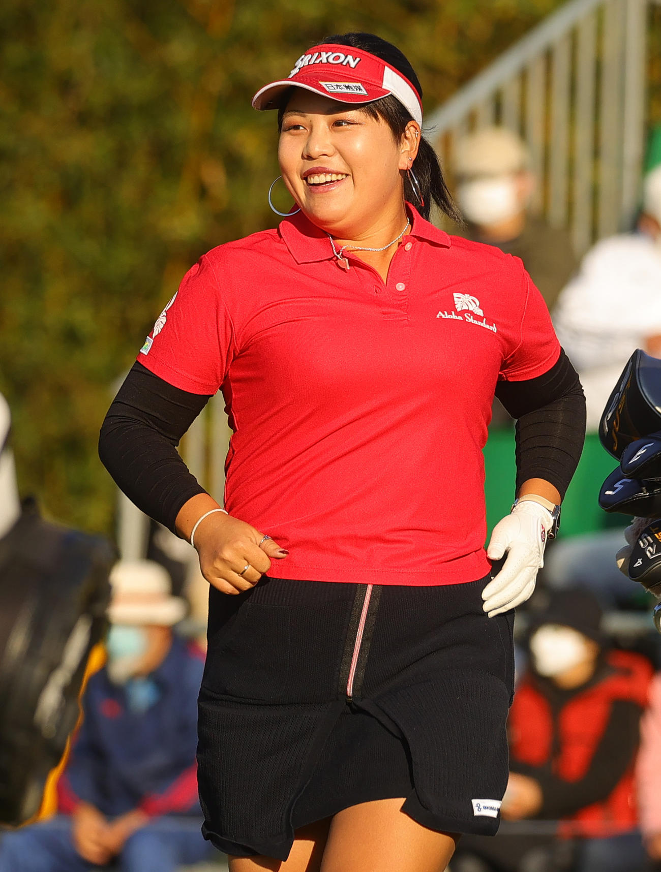 1番で第1打を放ち笑顔を見せるささきしょうこ（撮影・野上伸悟）