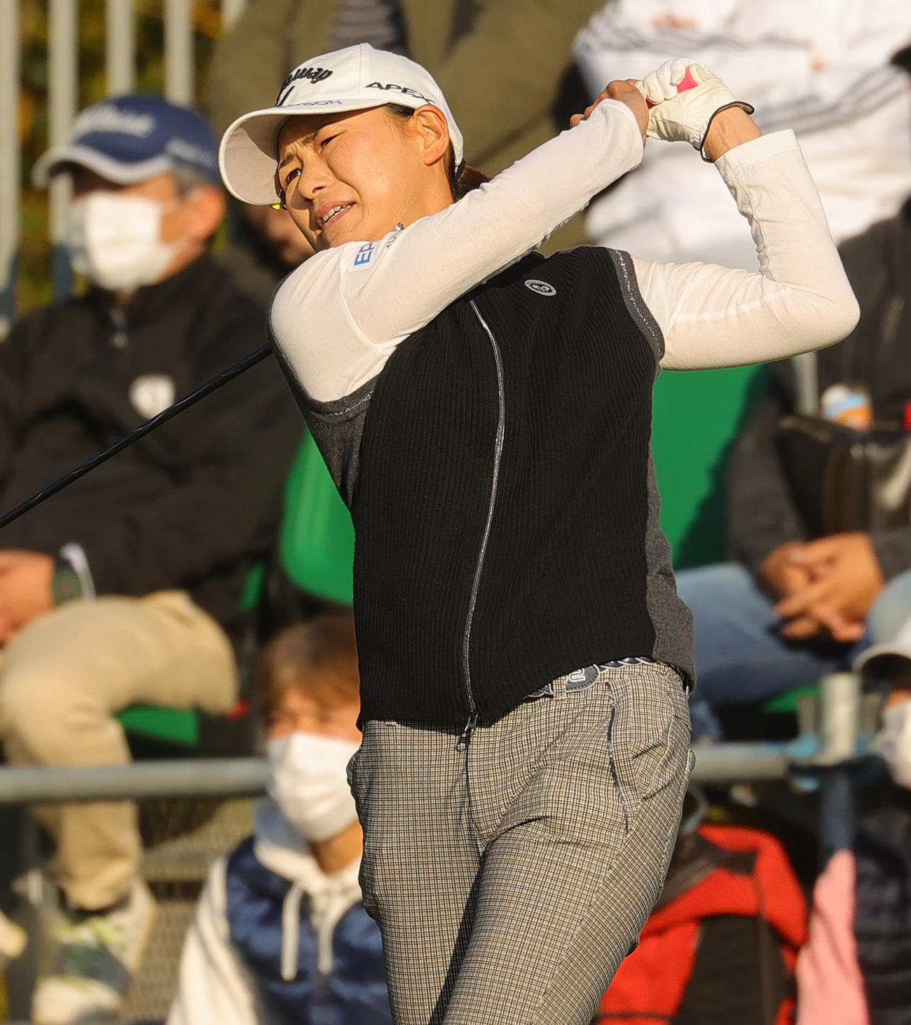 1番で第1打を放つ横峯さくら（撮影・野上伸悟）