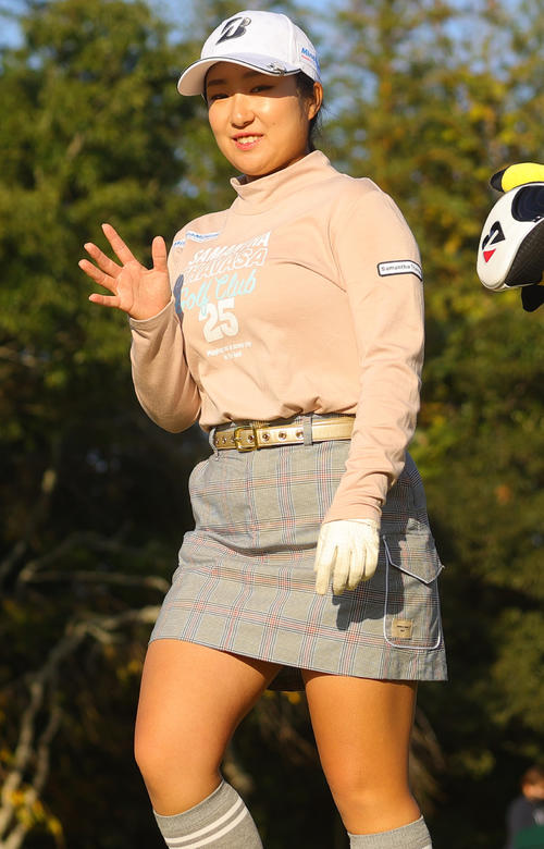 1番で第1打を放ちカメラに手を振る阿部未悠（撮影・野上伸悟）