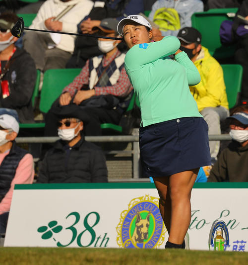 1番で第1打を放つ鈴木愛（撮影・野上伸悟）