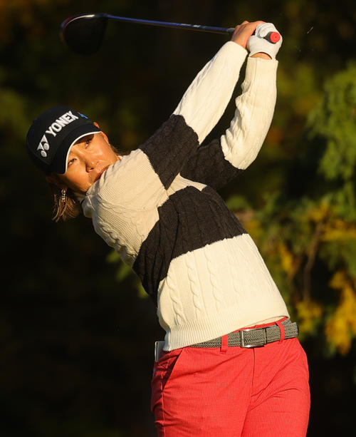 10番で第1打を放つ若林舞衣子（撮影・野上伸悟）