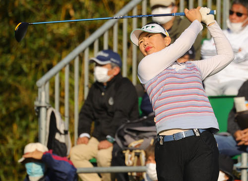 1番で第1打を放つ黄アルム（撮影・野上伸悟）