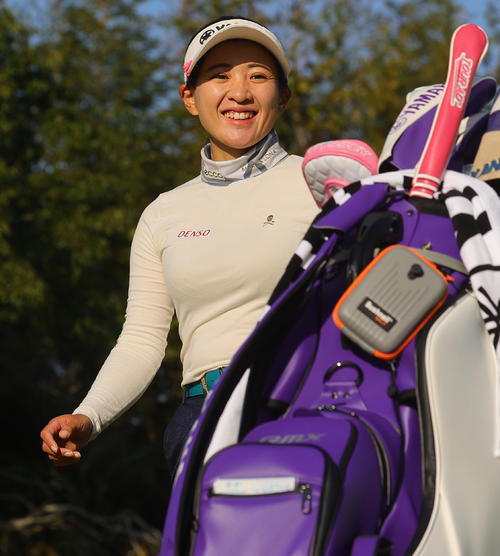 1番で第1打を放ち笑顔を見せる永井花奈（撮影・野上伸悟）