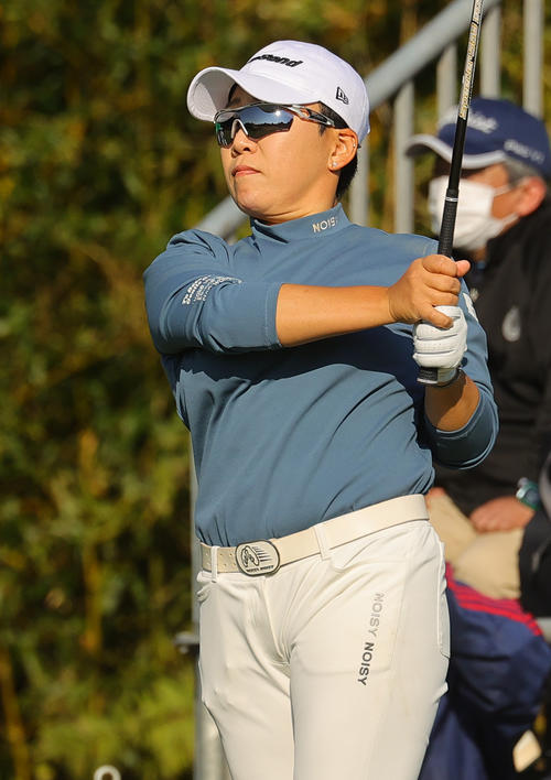 1番で第1打を放つ申ジエ（撮影・野上伸悟）