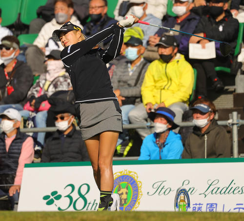 1番で第1打を放つ金田久美子（撮影・野上伸悟）