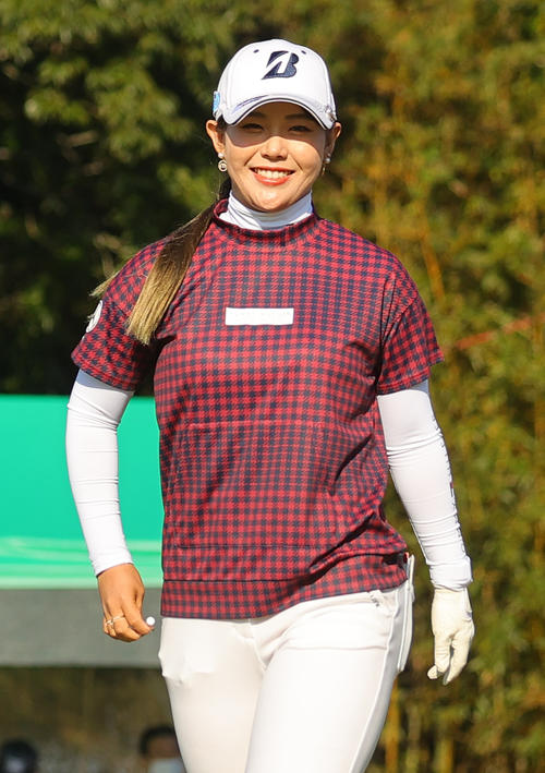 1番で第1打を放ち笑顔の吉田優利（撮影・野上伸悟）