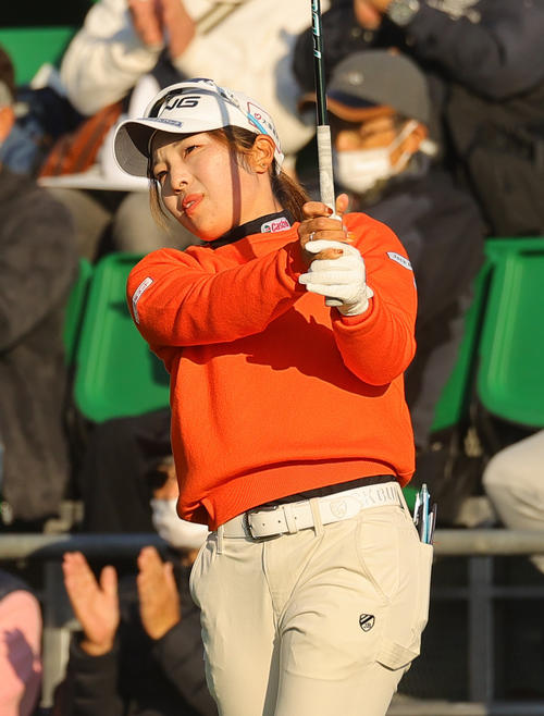 1番で第1打を放つ佐久間朱莉（撮影・野上伸悟）