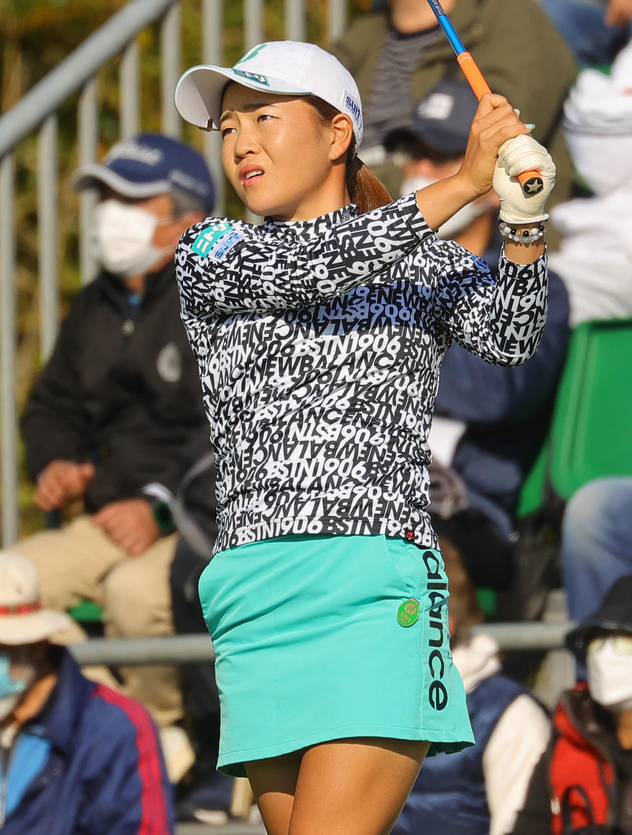 1番で第1打を放つ佐藤心結（撮影・野上伸悟）