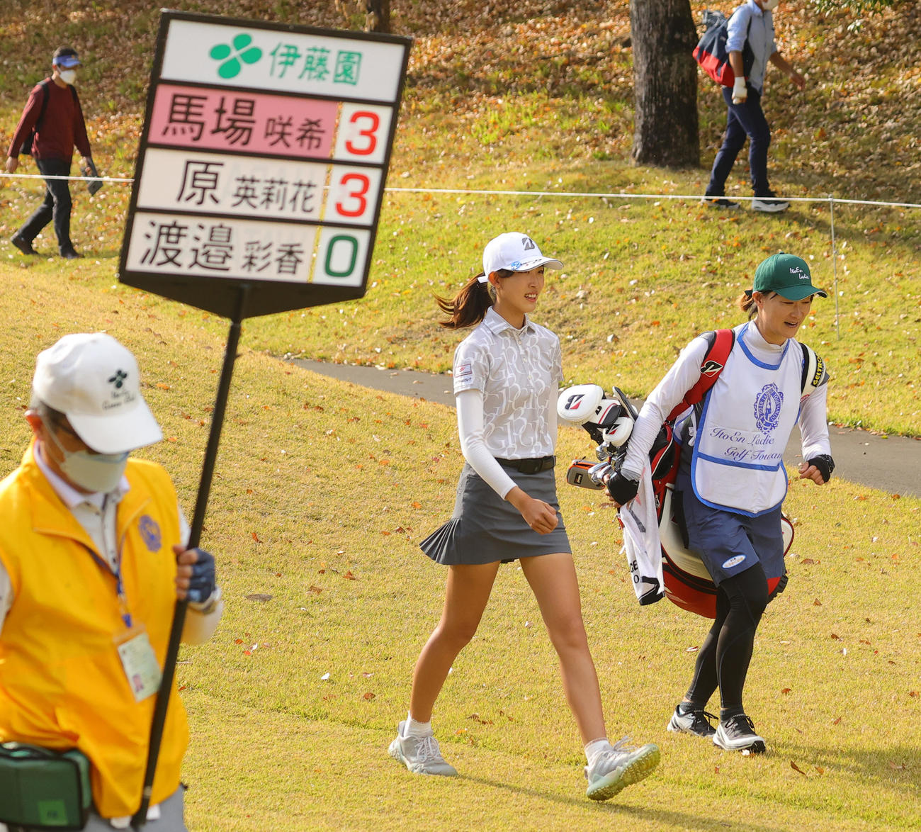 14番で第1打を放ち歩き出す馬場咲希（撮影・野上伸悟）