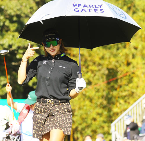 1番で第1打を終えカメラに向かってポーズの原英莉花（撮影・野上伸悟）