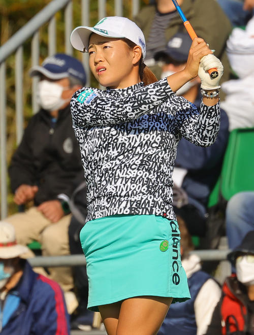 1番で第1打を放つ佐藤心結（撮影・野上伸悟）