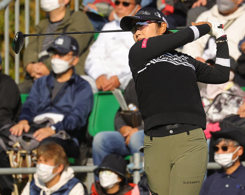 1番で第1打を放つ藤田さいき（撮影・野上伸悟）