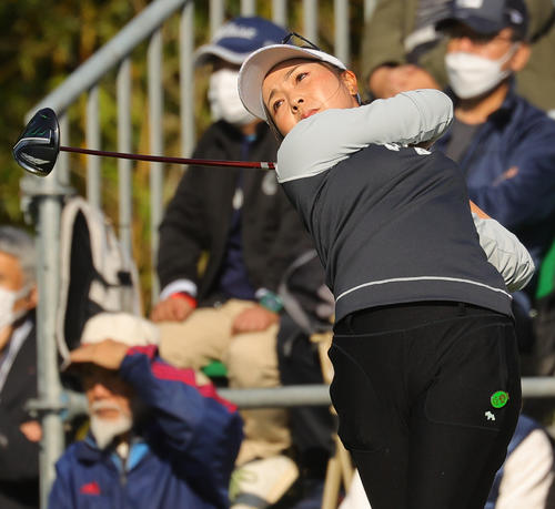 1番で第1打を放つ青木瀬令奈（撮影・野上伸悟）