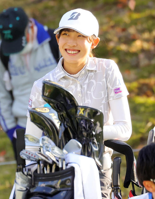 ラウンド中に笑顔を見せる馬場咲希（撮影・野上伸悟）