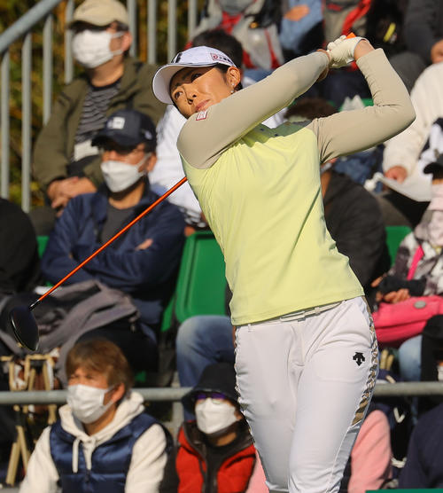 1番で第1打を放つ渡辺彩香（撮影・野上伸悟）