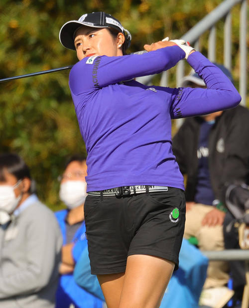 1番で第1打を放つ大里桃子（撮影・野上伸悟）