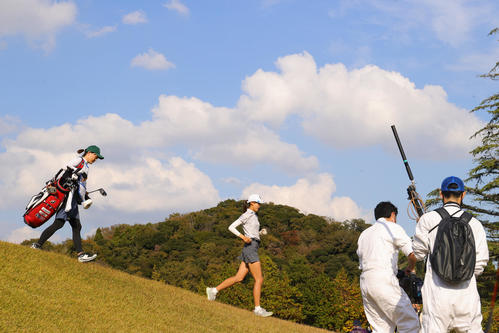 16番で第1打を放ちティーグラウンドを下る馬場咲希（撮影・野上伸悟）