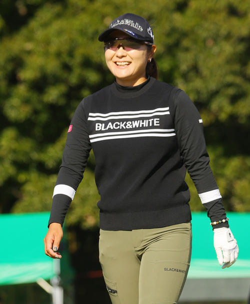 1番で第1打を放ち笑顔の藤田さいき（撮影・野上伸悟）