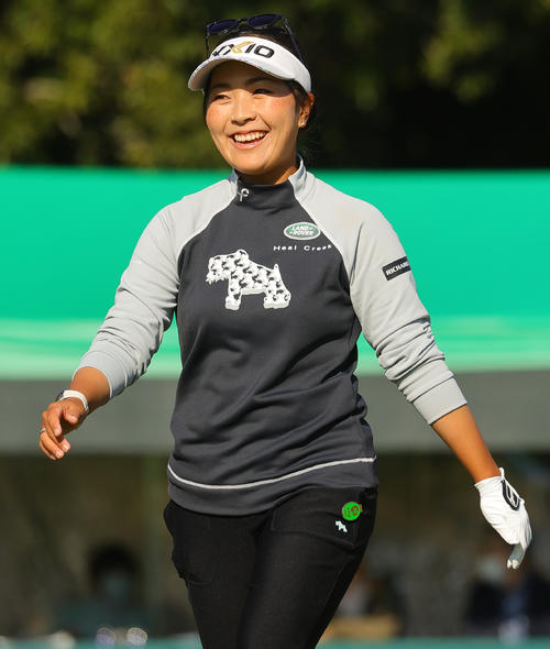 1番で第1打を放ち笑顔の青木瀬令奈（撮影・野上伸悟）