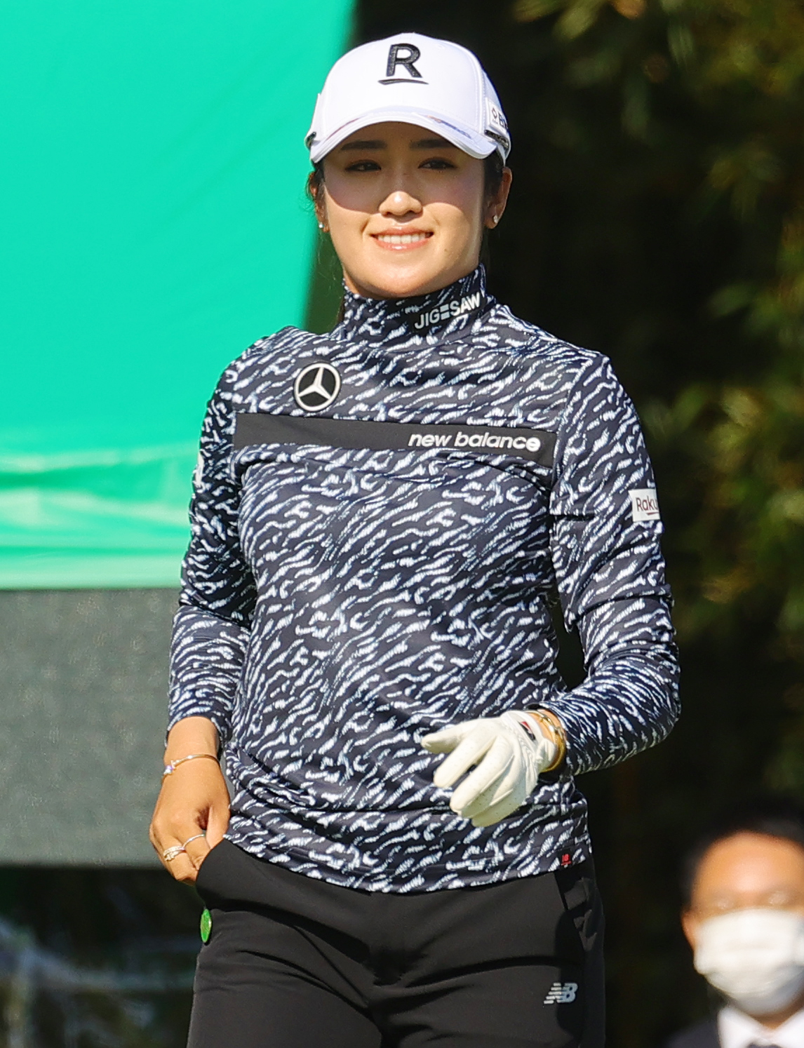 1番で第1打を放ち笑顔で歩き出す稲見萌寧（撮影・野上伸悟）